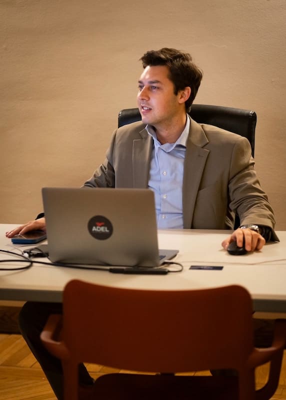 Andrea Murchio al lavoro nella sede di ADEL Digital